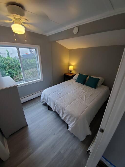 Beachy Bay Breeze Bungalow 2Br With Parking And Close To Many Amenities. Уест Хейвън Екстериор снимка