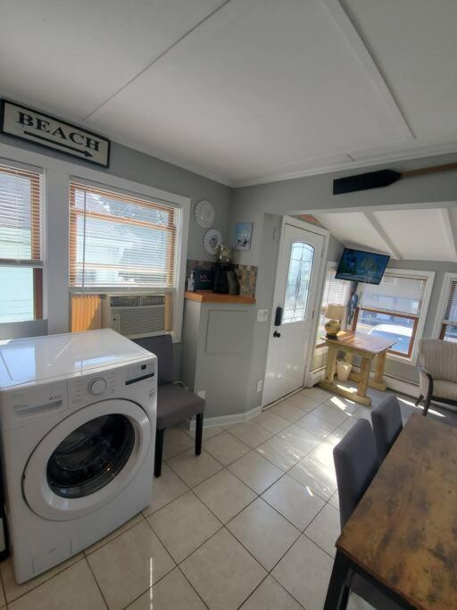 Beachy Bay Breeze Bungalow 2Br With Parking And Close To Many Amenities. Уест Хейвън Екстериор снимка