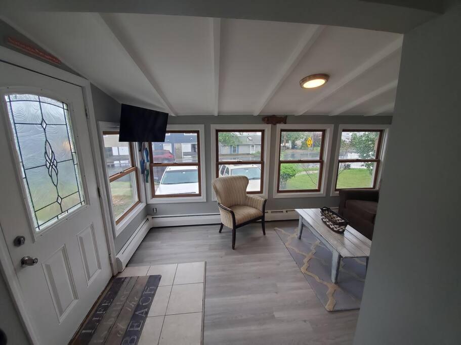 Beachy Bay Breeze Bungalow 2Br With Parking And Close To Many Amenities. Уест Хейвън Екстериор снимка